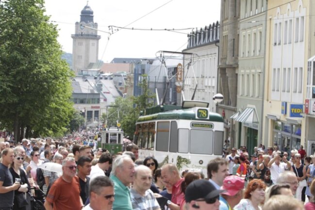 <p>23. Juni: Was für ein Spektakel in der Plauener Innenstadt: Zum 60. Spitzenfest besuchen Tausende den großen Festumzug durch die City. 2000 Teilnehmer, 80 Bilder, 20.000 Besucher: Spitze! Gefeiert wird auch bei der Plauener Straßenbahn: Sie besteht schon seit 125 Jahren.</p>
