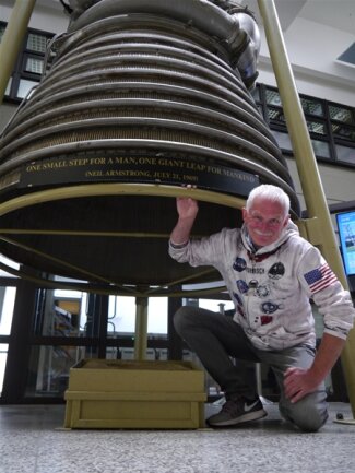 <p>13. Juli: Tassilo Römisch war 15 Jahre alt, als US-Astronaut Neil Armstrong 1969 auf dem Mond landete. Nun, 50 Jahre später, sprach er im ZDF-Fernsehgarten über Mittweidas Anteil an der Expedition. Immerhin hatten nach seiner Kenntnis mehrere Absolventen der hiesigen Hochschule an der Entwicklung der Raketen mitgearbeitet.</p>
