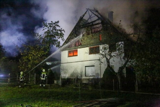 <p>23. Oktober: Das Dach des Gebäudes am Seifersdorfer Reitplatz wird durch ein Feuer komplett zerstört. 120 Einsatzkräfte, darunter Polizisten und Feuerwehrleute, sind ausgerückt und kämpfen stundenlang. Zum Glück überleben die Bewohner die Katastrophe.&nbsp;</p>
