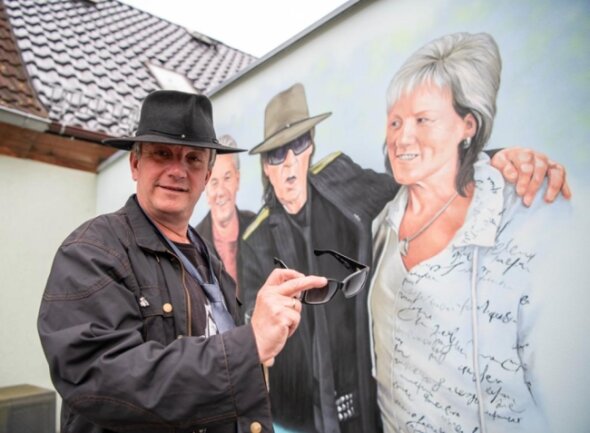 <p>12. Oktober: Andreas Rosin aus Lunzenau holte sich Udo Lindenberg auf die Terrasse. Von einem Graffiti-Künstler aus Sachsen-Anhalt ließ er sich ein drei mal zwei Meter großes Wandbild erschaffen. Nach dem Motiv eines Fotos zeigt es die Rosins sehr vertraut mit dem Panik-Rocker.&nbsp;</p>
