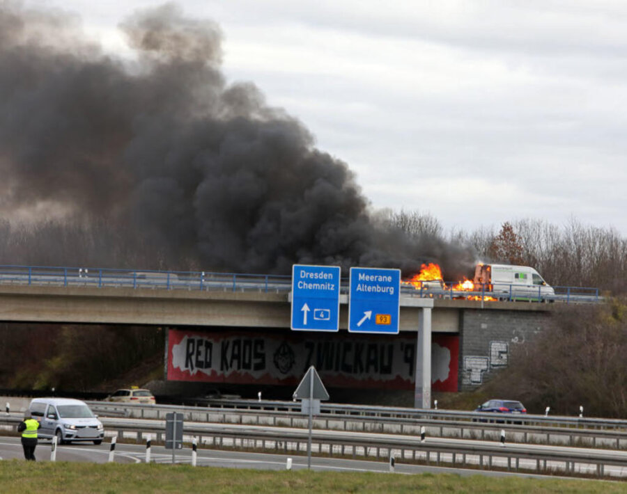 <p>Nach ersten Informationen geriet der Anhänger auf der Brücke über die A 4, in Fahrtrichtung Zwickau,&nbsp;in Brand.</p>
