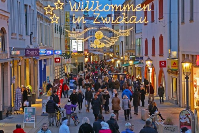 <p>Laut Kultur Z. haben 140 Händler und Gastronomen seit dem 26. November täglich Tausende Besucher in die Zwickauer Innenstadt gelockt.</p>
