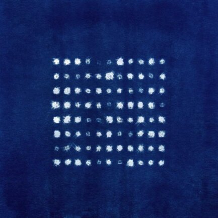 <p>Òlafur Arnalds - „Re:Member“ (2018): Nur wenige sanfte, charakteristische Klaviertöne tropfen in nebligem Hall, und schon weiß man: das muss dieses ruhige Genie aus Island sein! Òlafur Arnalds hat sich mit seiner reduzierten Neoklassik eine globale Fangemeinde aufgebaut, die vom herkömmlichen Sinfoniekonzert-Besucher bis zum Rocker reicht und auf diesem Meister-Album ihren Höhepunkt erreicht. (tim)</p>
