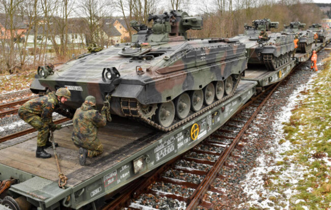 <p>Soldaten des Panzergrenadierbataillons 371 verladen Schützenpanzer "Marder" auf Güteranhänger der Eisenbahn.</p>

