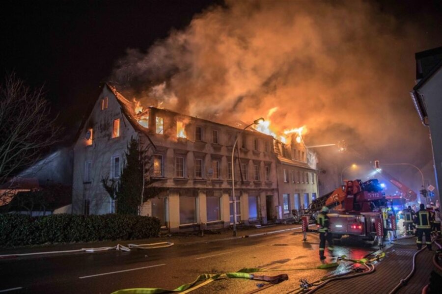 <p>Aus zunächst ungeklärter Ursache hatte am Montagabend gegen 22.30 Uhr ein dreistöckiges Mehrfamilienhaus Feuer gefangen.</p>
