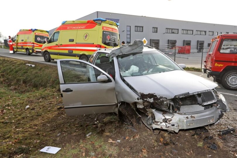 <p>Das Auto raste in den Straßengraben. Nach Polizeiangaben wurden zwei Personen verletzt.</p>
