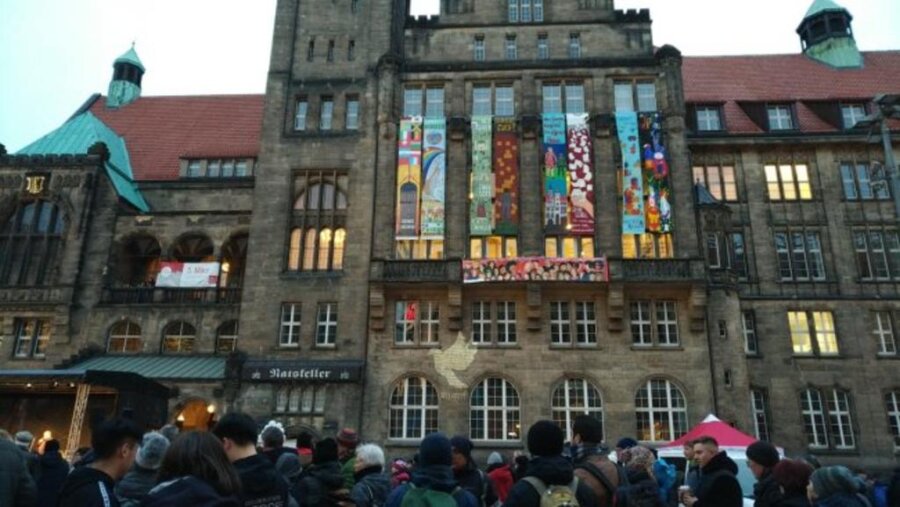<p>Veranstaltung zum Chemnitzer Friedenstag unter dem Motto „Kultur – Sprache – Religion“ auf dem Neumarkt.</p>

