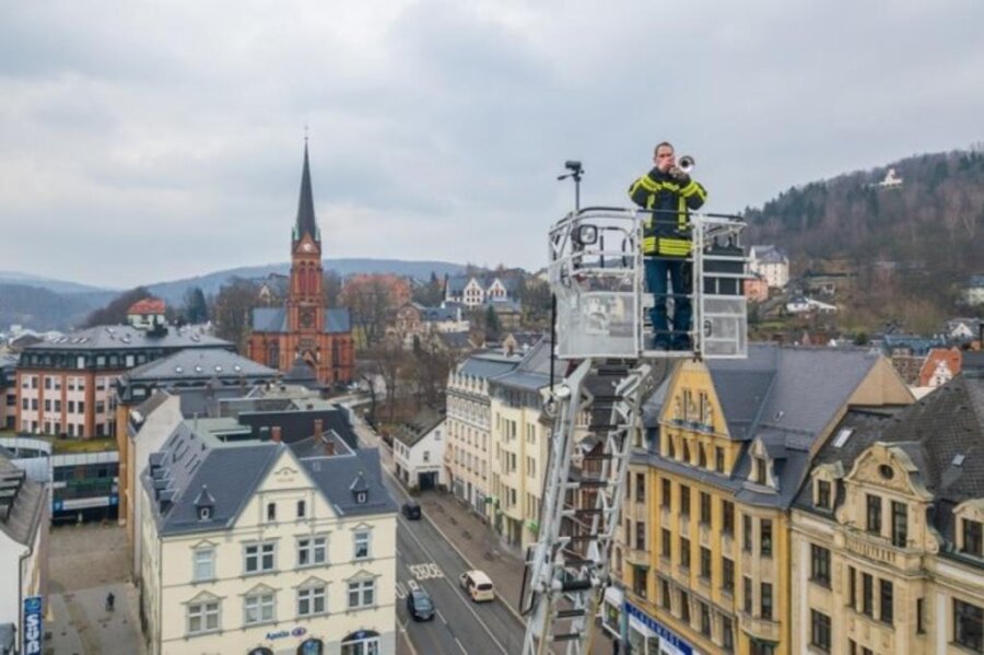 <p>Auf der Drehleiter der Feuerwehr der Stadt Aue-Bad Schlema stehend, hat Sebastian Schlesinger vom Posaunenchor der St.-Nikolai-Kirchgemeinde am 3. April in 30 Metern Höhe über dem Altmarkt das Steigerlied gespielt.</p>

