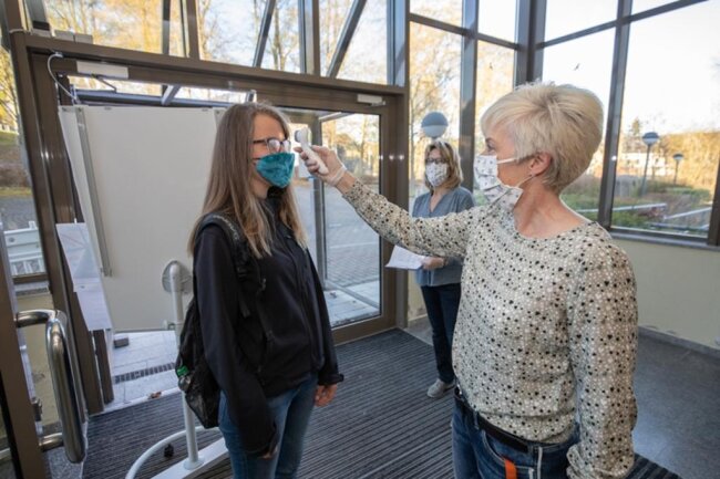 <p>...denn es erfolgt kein Zugang ohne Fiebermessen: Am Eingang gibt's einen Gesundheitscheck. Im Bild: Julia Hock, Susanne Gnauck und Jana Schiffner (v. l.).</p>

