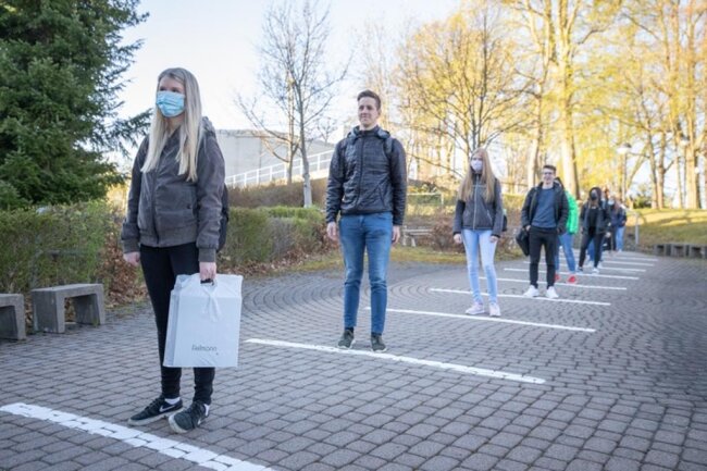 <p>Vor dem Beruflichen Schulzentrum für Ernährung, Technik und Wirtschaft Annaberg stehen die Schüler mit Sicherheitsabstand an, ...</p>

