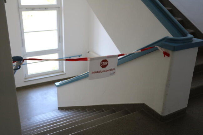 <p>Kunststoffplanen, Klebeband, Holzleisten und Stop-Schilder trennen die Corona-Isolierstation vom Rest des Krankenhauses in Freiberg.</p>
