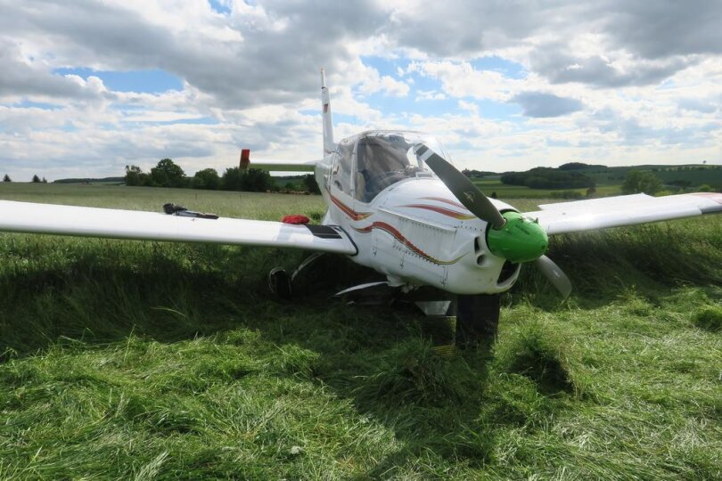 <p>Ein einmotoriges Flugzeug ist am Dienstagnachmittag bei Lichtentanne auf einem Feld nahe der S293 notgelandet.</p>
