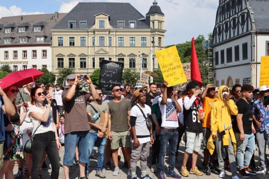 <p>Bei der Demo in Zwickau setzten Teilnehmer ein Zeichen gegen Rassismus und Polizeigewalt.</p>
