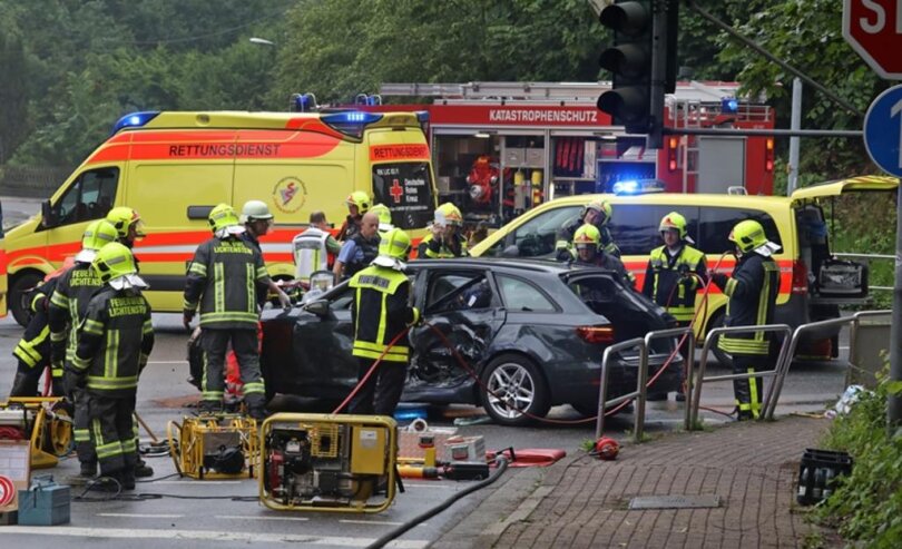 <p>Kurz nach 18 Uhr hatte es an der Kreuzung Innere Zwickauer Straße/Poststraße eine Kollision zwischen einem Mercedes Sprinter und einem Audi gegeben. Vorausgegangen war laut Polizei eine Vorfahrtsverletzung.</p>
