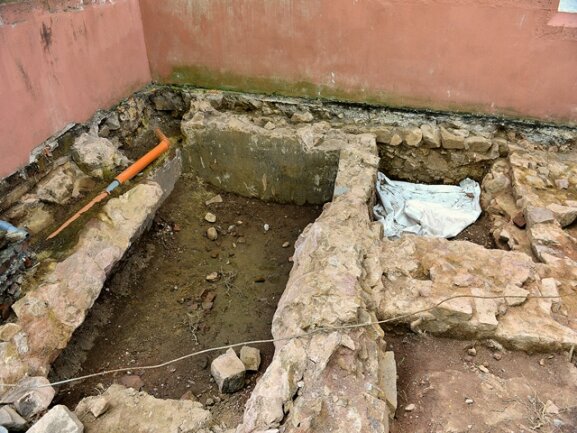 <p>Direkt an der Außenwand der Kirche wurden Reste eines älteren Fundaments gefunden.</p>
