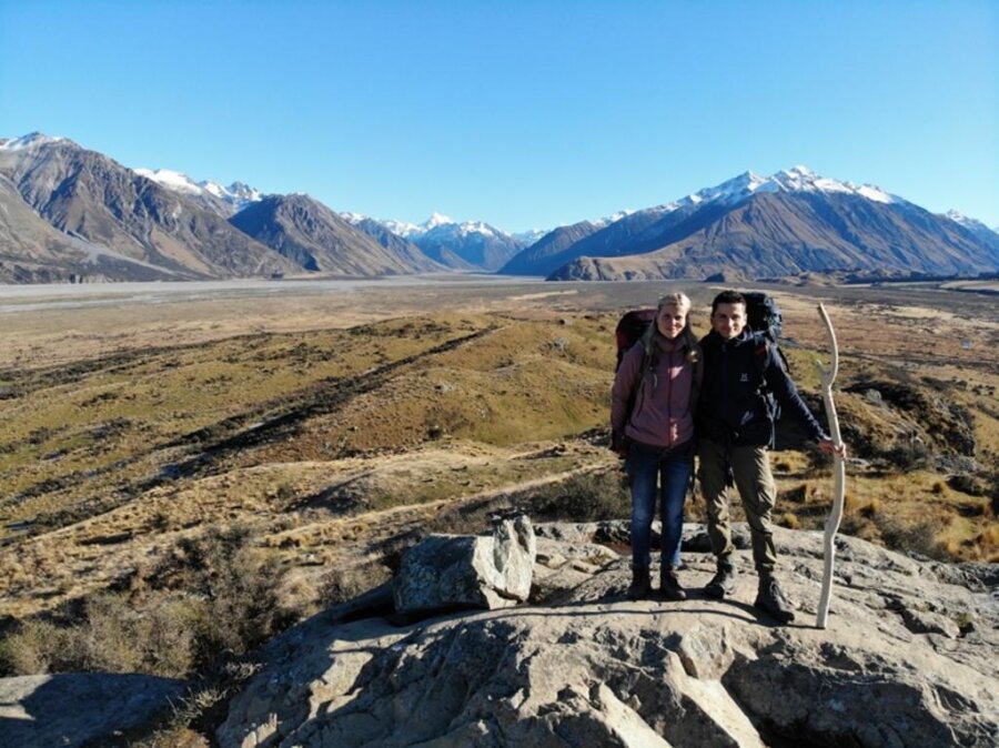 <p>Marko Mothes und Stefanie Siegel aus Leukersdorf machen während ihrer Weltreise in Neuseeland Station. Auf dem Bild ist der Mount Sunday zu sehen.</p>
