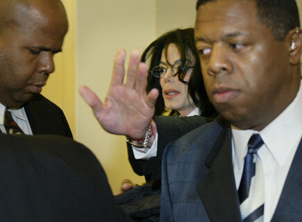 April 2004: Michael Jackson  in Santa Maria bei einer Gerichtsverhandlung zur Misshandlung von Kindern.