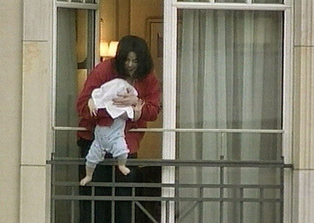 November 2002: Michael Jackson hält seinen Sohn Prince Michael II aus dem Fenster im Adlon Hotel Berlin.