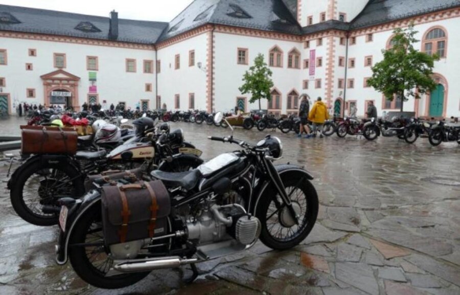 <p>Trotz Regens war der Hof von Schloss Augustusburg gut gefüllt mit historischen Motorrädern.</p>
