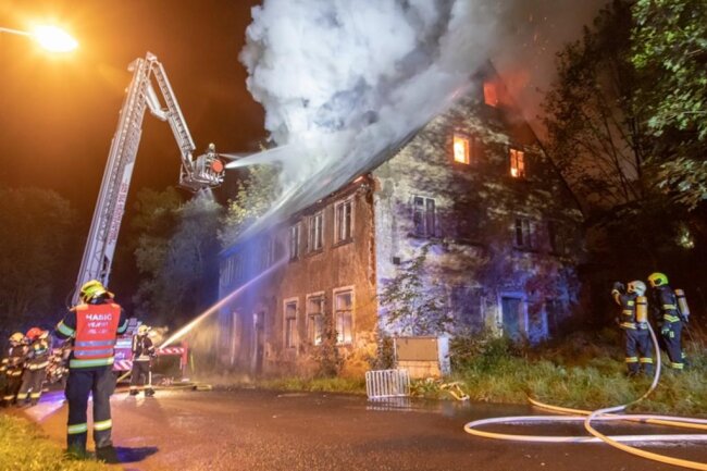 <p>Kurz darauf wurden Feuer in einer Fabrik und einem anderen Gebäude bekannt, beide Häuser zu dem Zeitpunkt standen leer. Mindestens eine Person nahm die tschechische Polizei laut der Feuerwehr Oberwiesenthal im Umfeld der Brände fest.</p>
