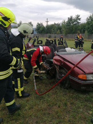 <p>Unter Anleitung der Milkauer Feuerwehr übte die Partnerwehr in Rumänien auch den Einsatz von Rettungsgeräten an Unfallfahrzeugen.&nbsp;</p>
