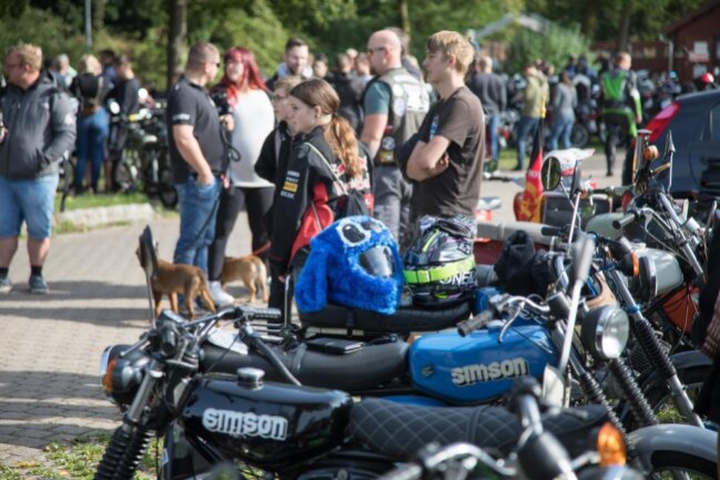 <p>Schon am Treff in Oederan freuten sich die Teilnehmer über das Wiedersehen. Vor dem Start war ausreichend Zeit, sich die Motorräder und Mopeds anzusehen.&nbsp;</p>
