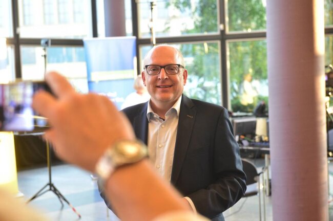 <p>Im ersten Wahlgang ging Sven Schulze (SPD) mit 23,1 Prozent der Stimmen knapp als Sieger hervor. Almut Patt kam auf 21,4 Prozent.</p>
