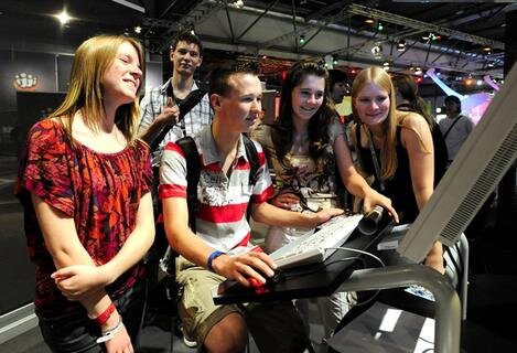 Besucher und Impressionen der Games Convention Online; Halle 2