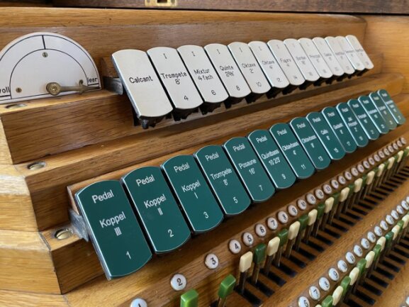 <p>Zum Reformationstag 1920 wurde die Schmeisser-Orgel geweiht. Sie hat 49 klingende Register.</p>

