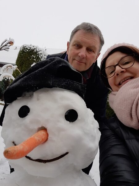 <p>Sabine Dudlik und ihr Mann haben diesen Schneemann vergangenen Sonntag in ihrem Garten in Reinsdorf gebaut.</p>
