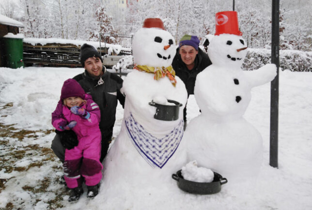 <p>Roland Ullrich schreibt zu diesem Bild: "Schneeoma und Schneeopa. Schneeoma hat gerade frisch gekocht: Schneehase mit Schneeklößen. Das Möhrengemüse fand als Schneemannnasen anderweitig Verwendung!"</p>
