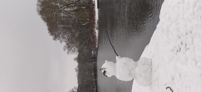 <p>Sandra Härtel aus Niederwiesa schreibt zu diesem Bild: "Einen Schneemann als Angler habe ich beim Wandern von Sachsenburg nach Biensdorf entdeckt.Er steht direkt am Wehr,an dem sonst die "richtigen "Angler stehen. Na dann Petri heil."</p>
