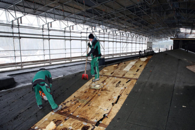 <p>Über dem Dachgeschoss des Nordflügels wurde im ersten Schritt ein Wetterschutzdach installiert. Dieses soll einen reibungslosen und wetterunabhängigen Bau garantieren.</p>
