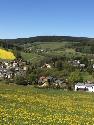 <p>Diesen Blick auf Erlbach im oberen Vogtland genießt Ulrich Knüpfer aus Markneukirchen. Er hat es vom Rastplatz auf dem Galgenberg aus aufgenommen. Bei dem Panorama geht ihm Herz auf und Auge über: „Hier zeigt sich, wie schön unser Vogtland ist“, sagt er.</p>
