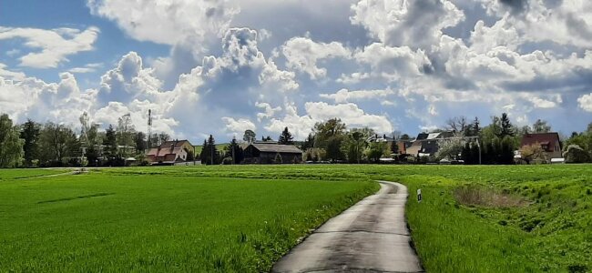 <p>Von der dörflichen Idylle zwischen den Plauener Ortsteilen Thiergarten und Meßbach lässt sich Dietmar Krüger gern gefangen nehmen. „Ich fahre hier öfter auf dem Radweg entlang“, sagt er. Das klare Wetter an dem Tag und das beeindruckende Wolkenbild machten den Blick für ihn perfekt.</p>
