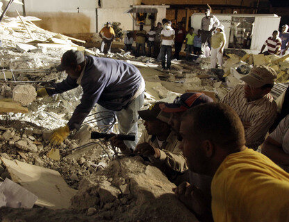 Mit Bloßen Händen suchten Bewohner nach Überlebenden in den Trümmern.