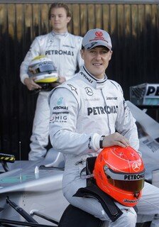 Rekordweltmeister Michael Schumacher und Nico Rosberg haben am Montagmorgen auf der Rennstrecke in Valencia den neuen Mercedes-Silberpfeil pr&auml;sentiert.