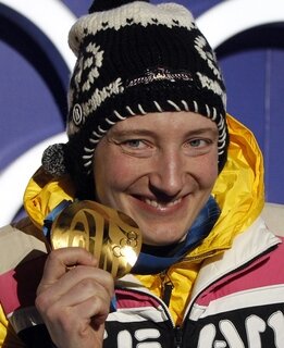 Tatjana H&uuml;fner mit ihrer Goldmedaille, die sie im Rodeln gewann.