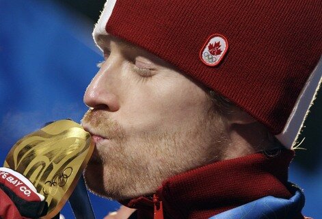Jon Montgomery aus Kanada bei&szlig;t auf seine Goldmedaille im Skeleton.