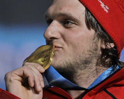 Der Schweizer Michael Schmid gewinnt Gold im Ski-Freestyle.