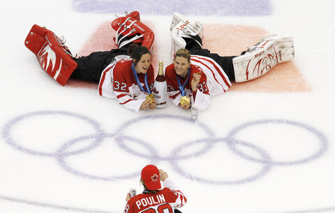 Die kanadische Frauenmannschaft spielt sich im Eishockey zum Sieg und holt olympisches Gold.