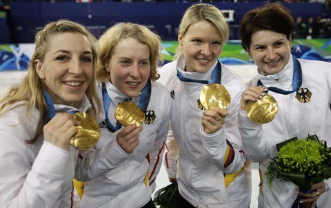 Anna Friesinger-Postma, Katrin Mattscherodt, Stephanie Beckert und Daniela Anschutz Thoms mit Gold in der Team-Verfolgung der Frauen.
