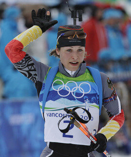 Biathletin Magdalena Neuner aus Wallgau hat bei ihrer Premiere bei Olympischen Winterspielen eine historische Goldmedaille f&uuml;r Deutschland gewonnen. 