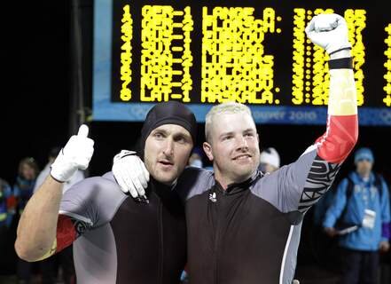 Der 36-J&auml;hrige siegte im Zweierbob im Whistler Sliding Centre mit Anschieber Kevin Kuske (beide Oberhof) und holte seinen vierten Olympiasieg nach den Erfolgen im Vierer (2002 und 2006) und Zweier (2006).