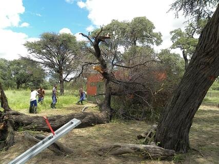 Nach dem Sturm und der ersten Flut beginnen die Aufräumarbeiten an der zerstörten n'Kwazi-Vorschule.