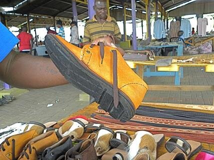 Windhoek, Markthalle im Katutura Township, Schuhe aus Kuduleder mit Sohlen aus Michelin-Autoreifen werden hier angeboten