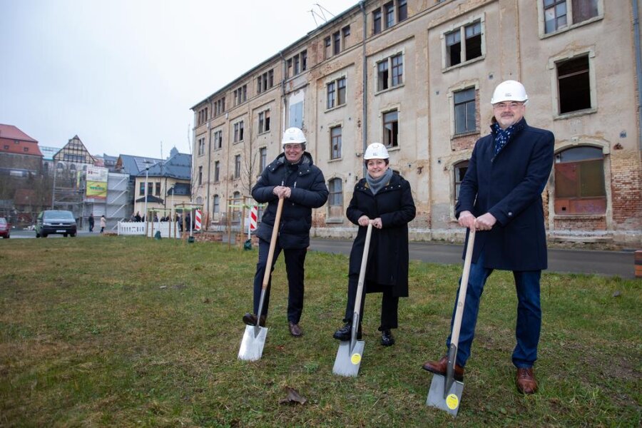 <p>Rainer Gläß, Baubürgermeisterin Kerstin Wolf und Architekt Heiko Sünderhauf (rechts) griffen anlässlich des Spatenstichs für die Hempelsche Fabrik zur Schaufel.</p>
