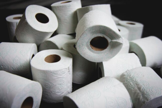 <p>Ist das Toilettenpapier leer, so fliegt die innere Papprolle häufig&nbsp;in den Müll. Dabei kann man sie noch vielseitig einsetzen:&nbsp;als Verschluss für Geschenkpapierrollen, als Haargummi- und Spangenhalter oder als Bastelmaterial für Kinder. Genau wie Eierkartons eignen sich die Rollen auch als Anzuchttöpfchen für Samen und Setzlinge.</p>
