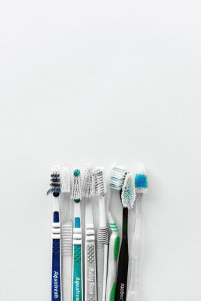 <p>Nach einiger Zeit sind Zahnbürsten abgenutzt, um sie noch für die Zahnhygiene zu verwenden. Stattdessen kann ihnen ein zweites Leben als Putzhilfe gewährt werden. Die Bürsten eignen sich gut, um schwer zu säubernde Rillen zu erreichen&nbsp;oder mit den feinen Borsten hartnäckige Flecken aus Kleidung zu bürsten.</p>
