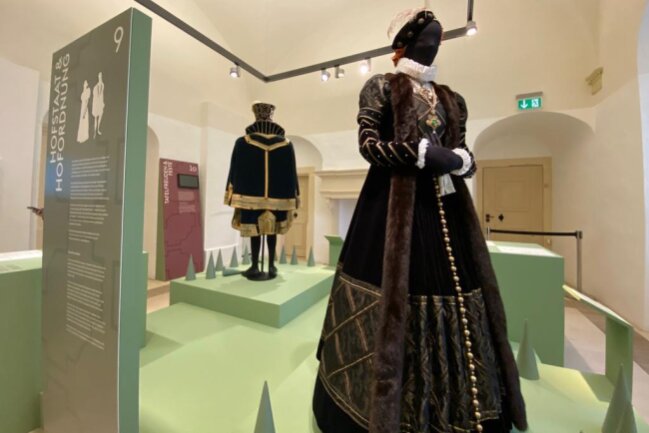<p>Auf dem Bild ist ein Kleid der Kurfürstin Anna zu sehen. Dieses Gewand soll sie zu offiziellen Anlässen getragen haben.&nbsp;</p>
